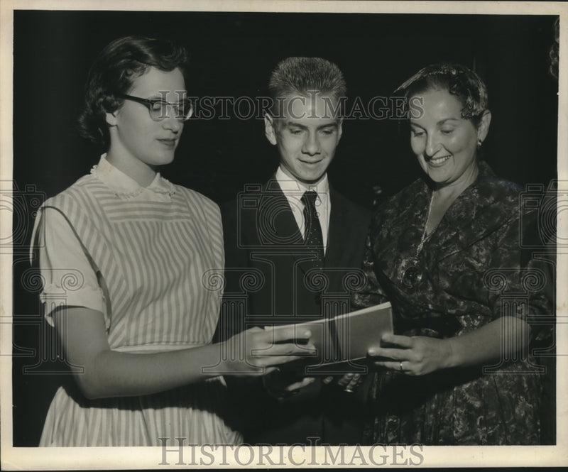 Load image into Gallery viewer, 1959 Press Photo Ann Thomas, Henry Clay and Terry Flettrich at City Hall
