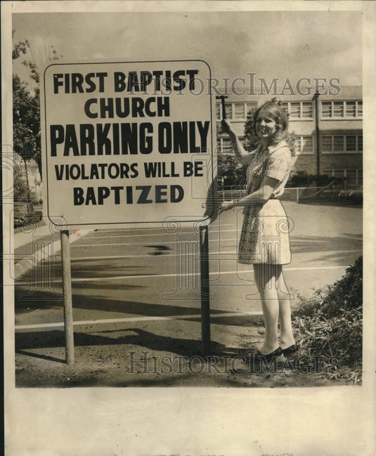 1972 Press Photo Martha Huges displays First Baptist Church's parking lot sign