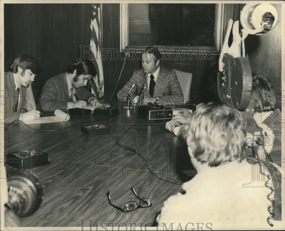 1973 Press Photo Government - Governor Edwin Edwards Questioned- Historic Images