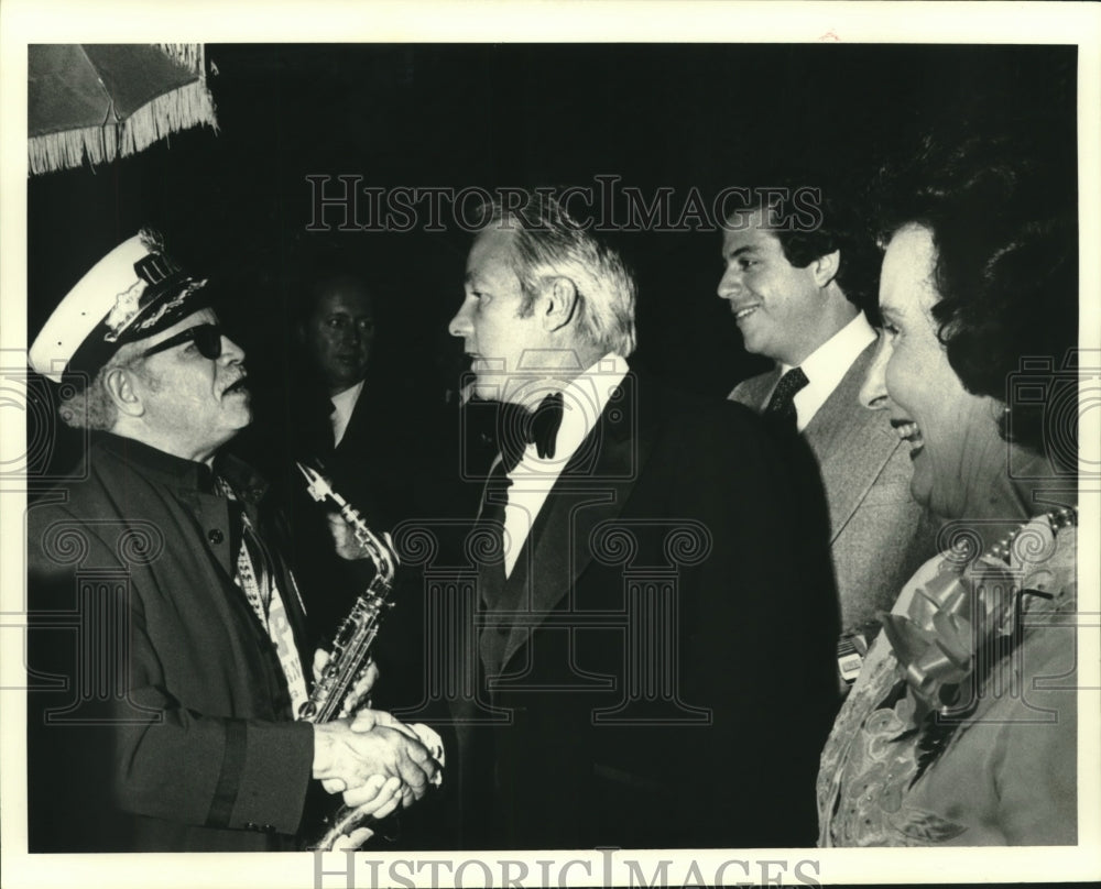 1979 Press Photo Governor Edwin Edwards Shakes Hands with Saxophone Player- Historic Images