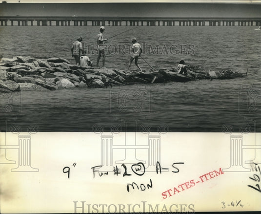 1977 Press Photo Fishing on the 4th of July, New Orleans - Historic Images