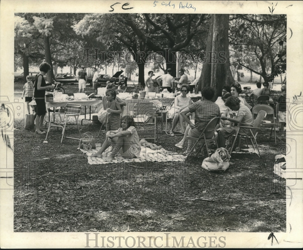 1969 Press Photo Fourth of July celebrants swim on a hot day at the lakefront.- Historic Images