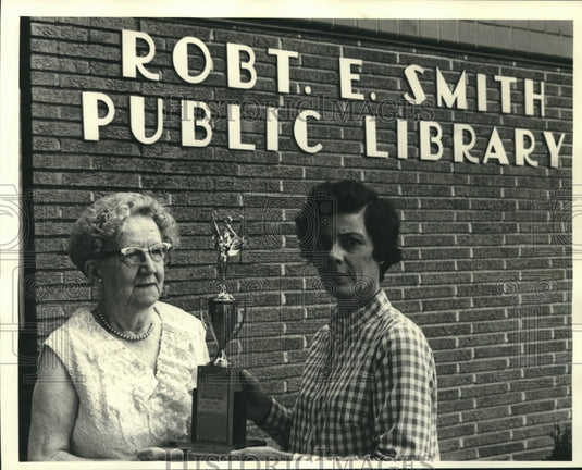 1970 Press Photo Effie Fischer & Nell Dennison hold trophy at Smith Library.- Historic Images