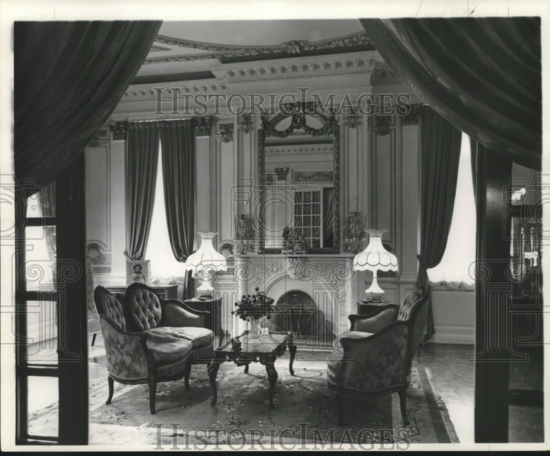 Load image into Gallery viewer, 1962 Press Photo Elm Residence Drawing Room Features Carrara Marble Fireplace
