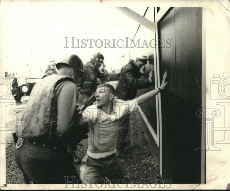 Load image into Gallery viewer, 1968 Press Photo Mock riot at Ft. Gordon's Military Police School. - nob09768
