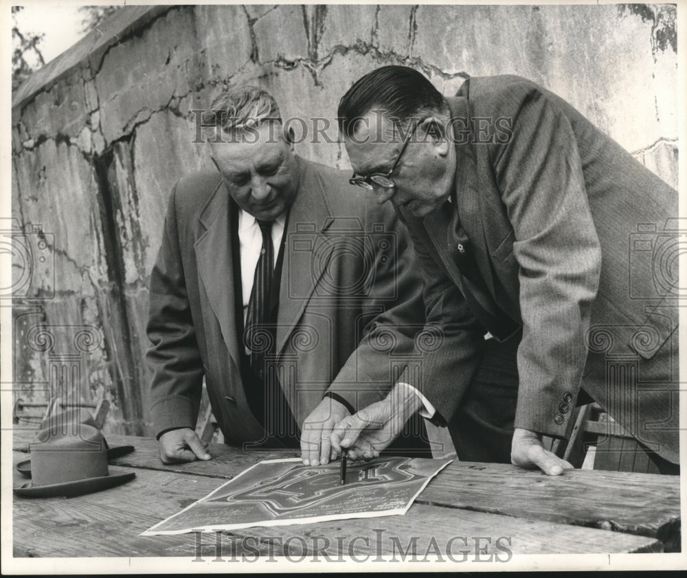 1962 Press Photo Louis Battistella and Paul Scobel study drawing of Fort Jackson- Historic Images