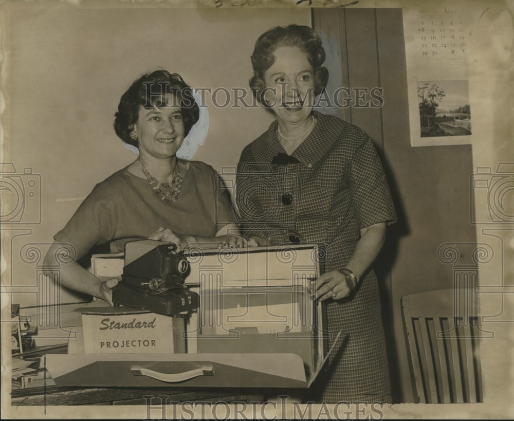 1962 Press Photo Mrs. Maurice Felix and Mrs. Peggy A. Richards Lead Workshop