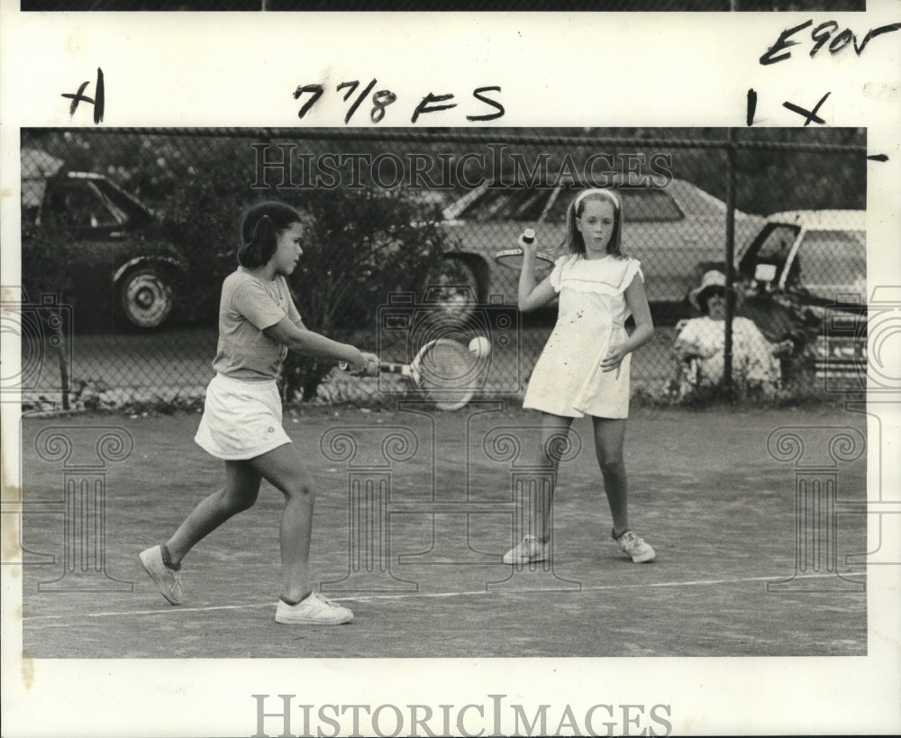 1976 Press Photo Jeanne Fenasci strokes a return to Leigh Carnahan in Jr. Tennis- Historic Images