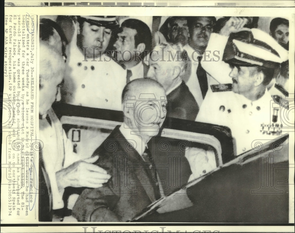 1974 Press Photo Gen. Francisco greeted by crowds as he leaves a Madrid clinic- Historic Images