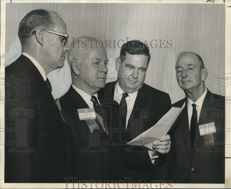 Load image into Gallery viewer, 1967 Press Photo Waldo Francois &amp; other officers of Real Estate Appraisers
