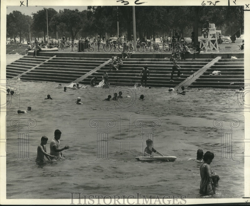 Load image into Gallery viewer, 1973 Press Photo Swimming and picnicking at Old Beach on the lakefront.
