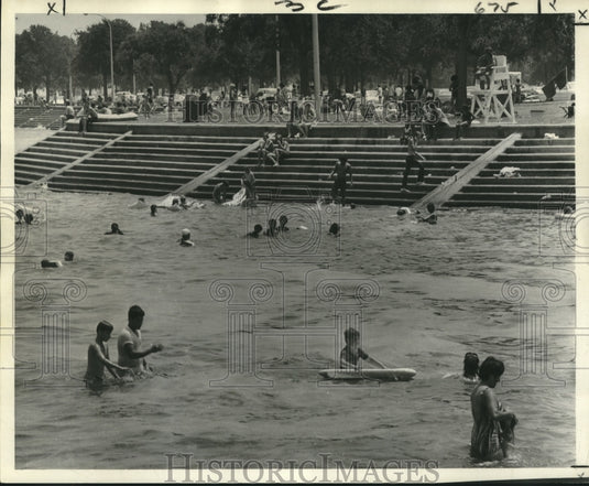 1973 Press Photo Swimming and picnicking at Old Beach on the lakefront.