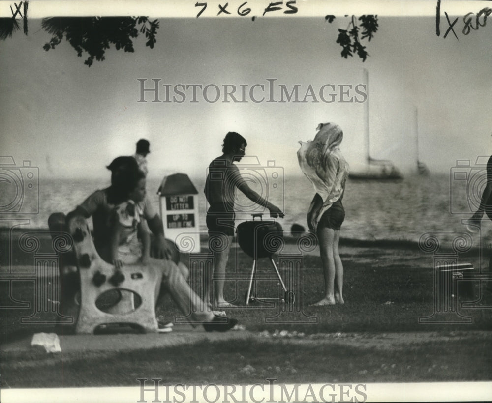 1976 Press Photo Orleanians fight the wind and rain on Fourth of July.- Historic Images