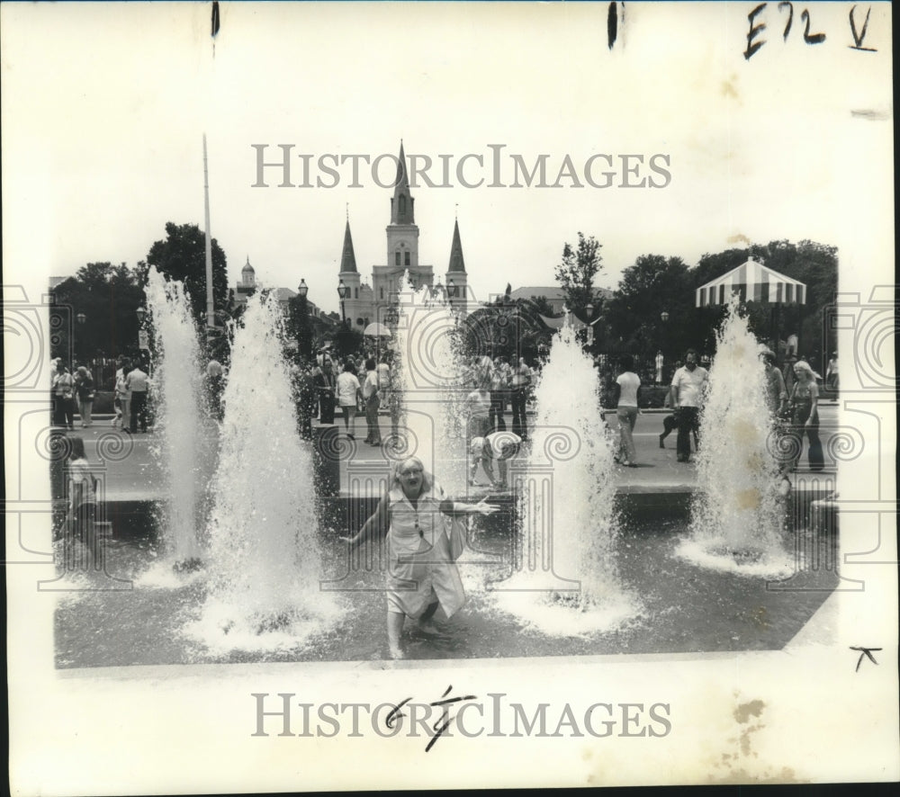 1976 Press Photo Woman standing in the Fountain of Youth with arms outstretched.- Historic Images