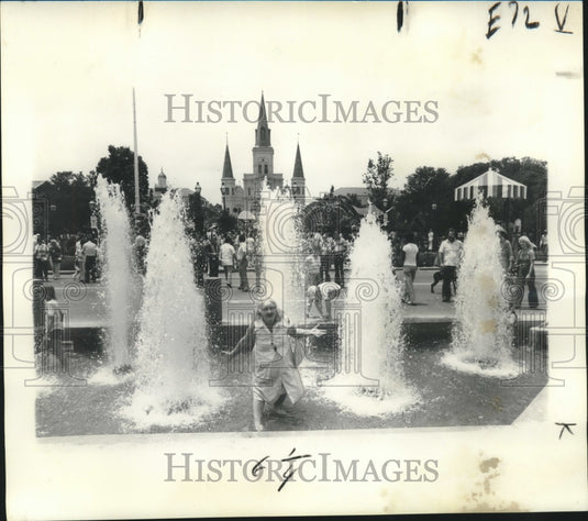 1976 Press Photo Woman standing in the Fountain of Youth with arms outstretched.- Historic Images