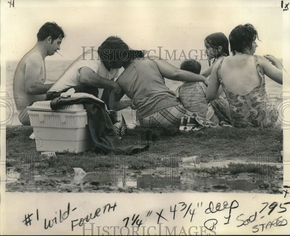 1975 Press Photo Splashy Fourth of July celebration at Old Beach- Historic Images