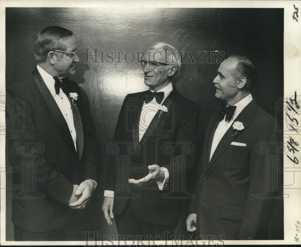 1977 Press Photo Participants of 32nd Mississippi Valley World Trade Conference- Historic Images