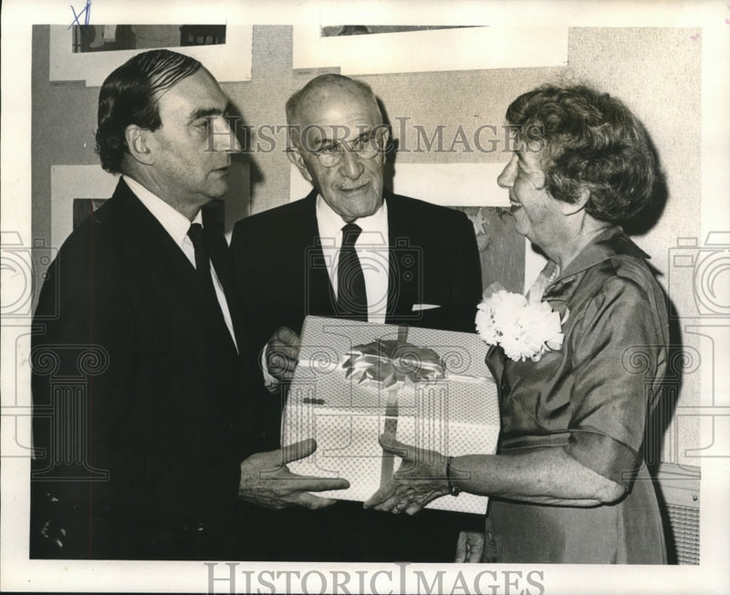 Load image into Gallery viewer, 1967 Press Photo James Byrnes and Arthur Eitel presents gift to Mrs. A.J. Sarre

