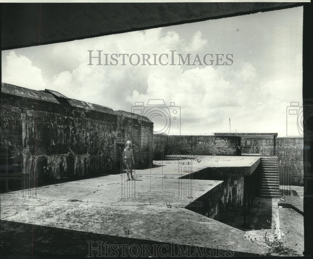 1975 Press Photo Child walking along inside walls of Fort Morgan.- Historic Images