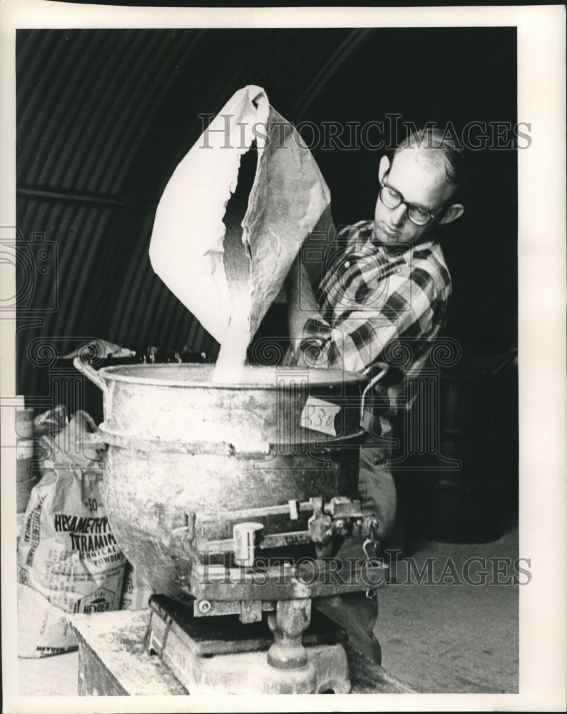 1968 Press Photo Worker Mixes Chemicals in Large Vat- Historic Images