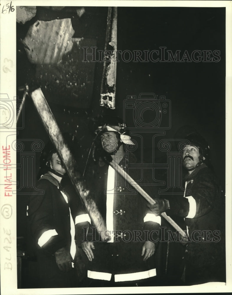 1979 Press Photo Debris falls from ceiling onto firemen- Historic Images