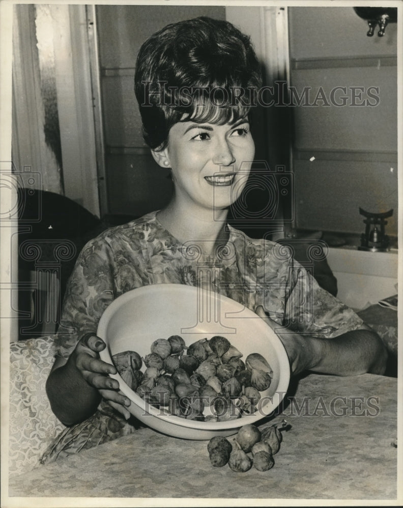 1967 Press Photo Woman displaying New Orleans figs. - nob10249