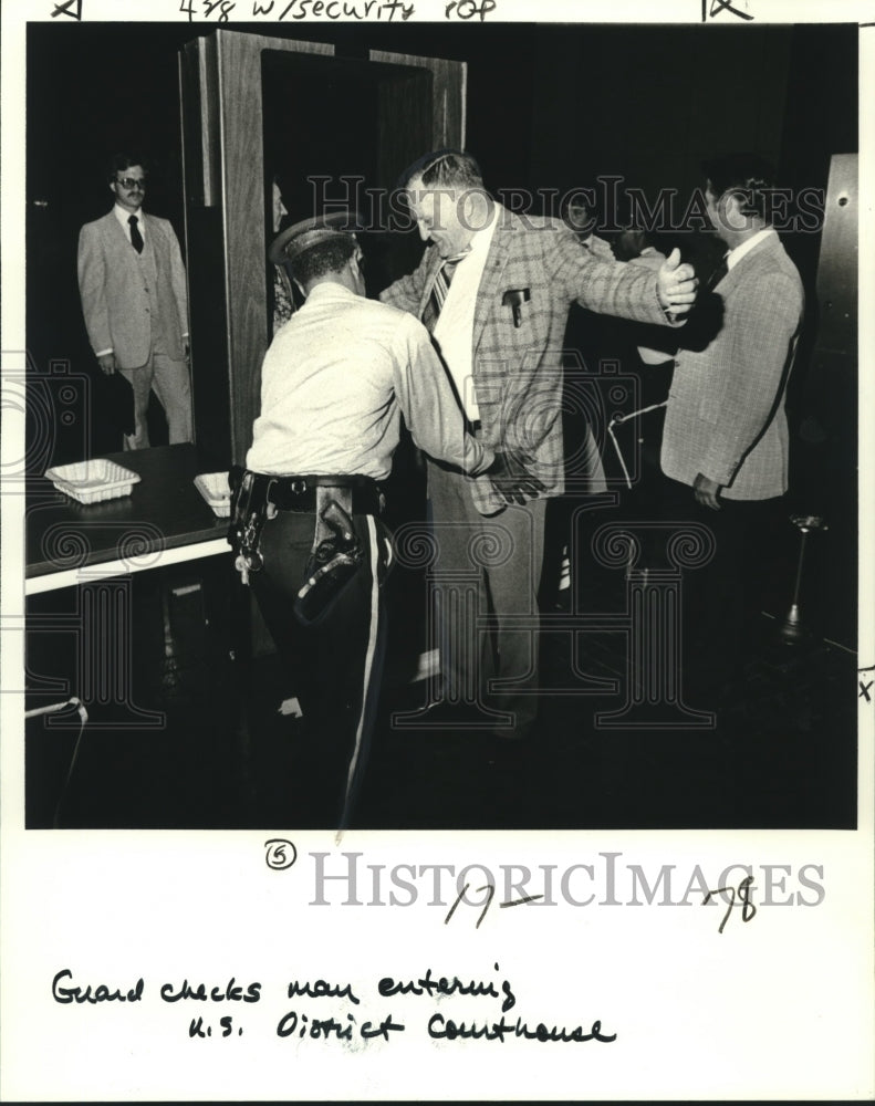 1978 Press Photo Guard checks man entering United States District Courthouse- Historic Images