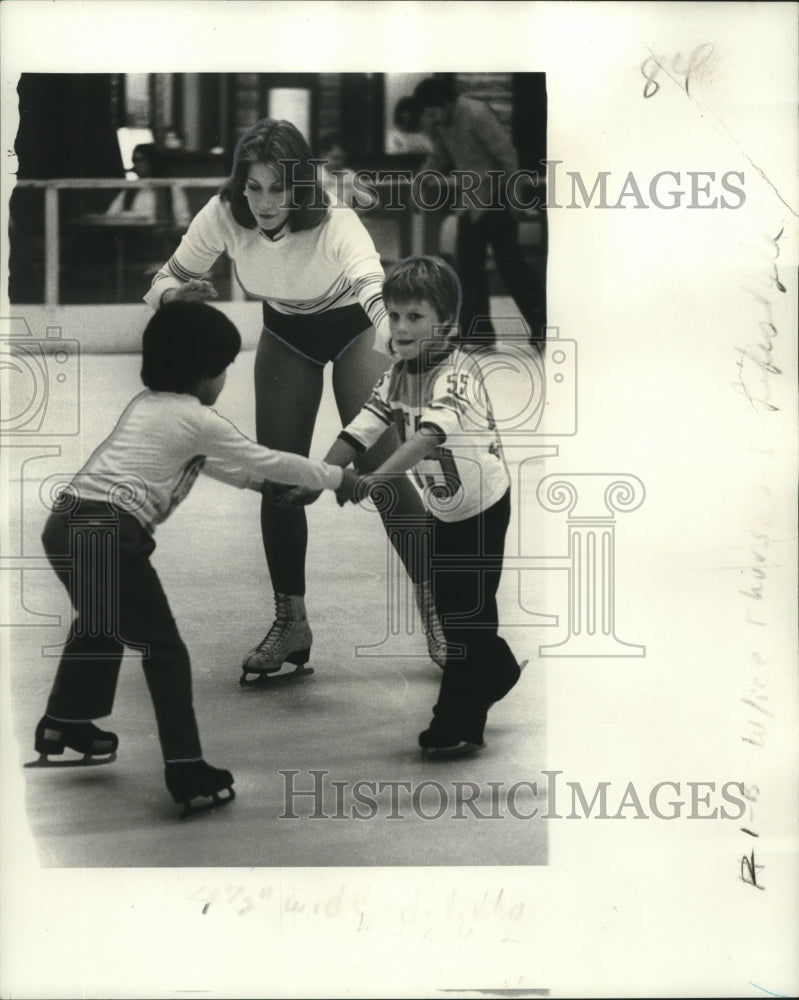 1976 Press Photo Skating school director Lani Dowers teaching youngsters - Historic Images