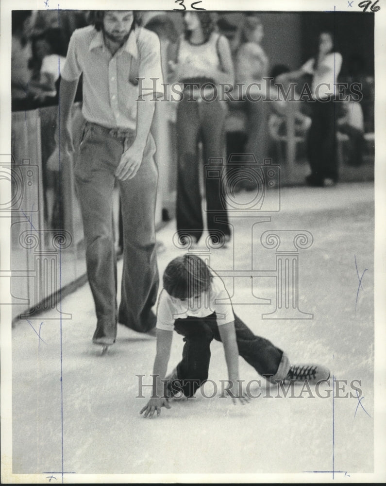 1974 Press Photo Fiesta Plaza Ice Rink- Historic Images