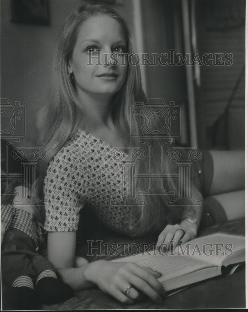 1972 Press Photo Anne Field reads a book with Raggedy Andy doll - Historic Images