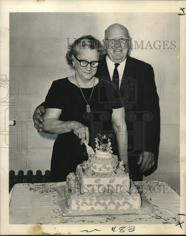 Load image into Gallery viewer, 1965 Press Photo Mr and Mrs James Flick cut golden anniversary cake - nob10366
