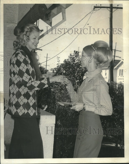 1973 Press Photo Mrs. Betty White & Mrs. Frank Fiasconaro Jr in Mothers March- Historic Images