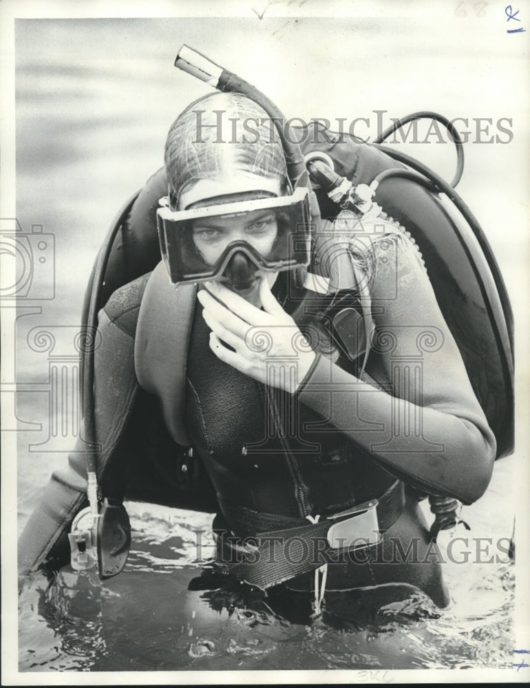 1974 Press Photo Dale Finch, electrical engineer for the Orleans Levee Board- Historic Images