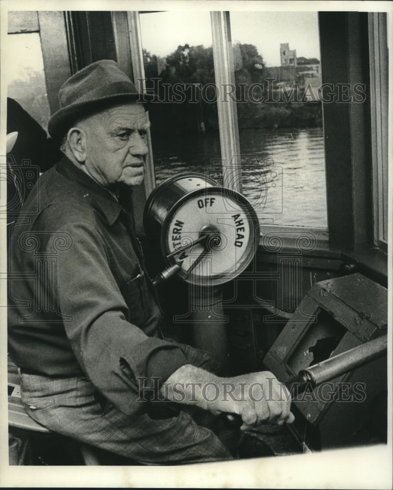 1976 Press Photo W. H. Figarola at the stern of his boat- Historic Images