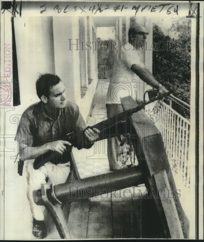 Load image into Gallery viewer, 1968 Press Photo Ron Fleming &amp; Richard Taylor watching out for snipers in Saigon
