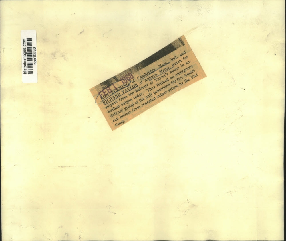 1968 Press Photo Ron Fleming & Richard Taylor watching out for snipers in Saigon