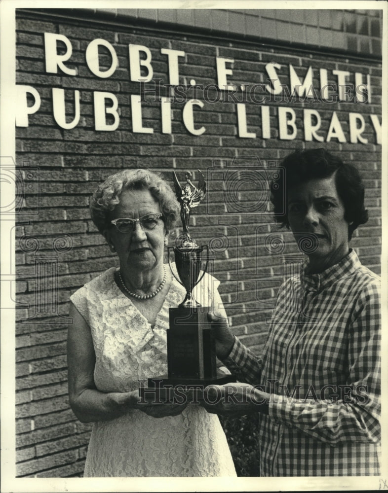 1970 Press Photo Mrs. Effie Fischer of the Library League with Nell Dennison - Historic Images