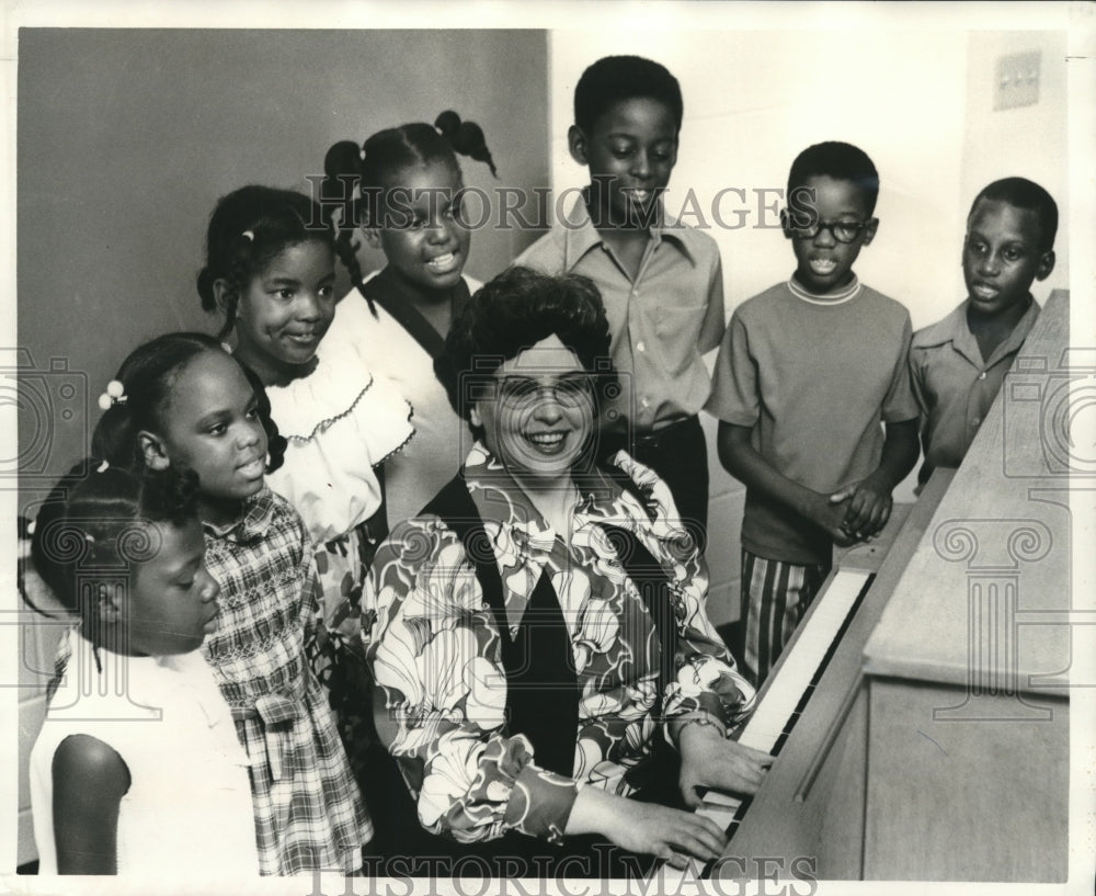 1972 Press Photo Classroom assistant, Mrs. Marta Fielding, plays piano- Historic Images