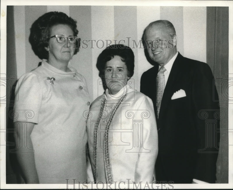Load image into Gallery viewer, 1971 Press Photo Mrs. Dorthy Humphrey, Mrs. Wanda Spotto, Mr. George B. Field
