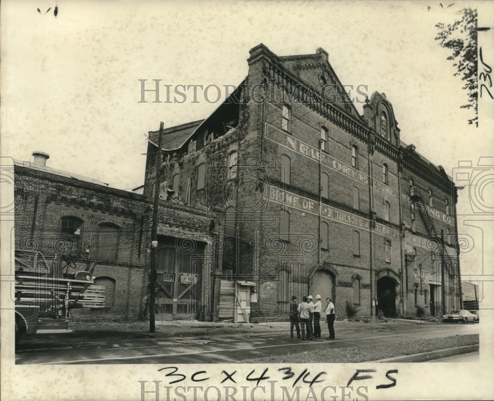 1974 Press Photo Inspectors outside ancient warehouse near Jackson Avenue- Historic Images