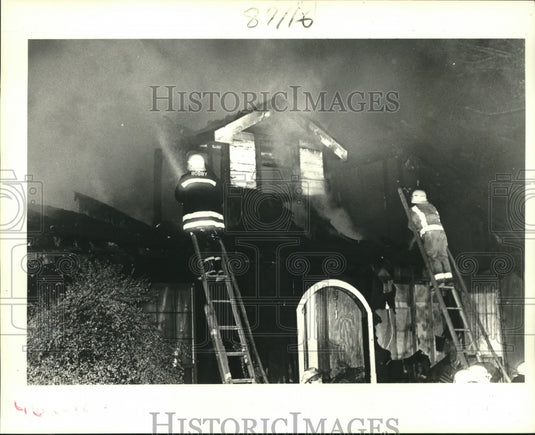 1987 Press Photo Firefighters fight blaze of Kenner home fire.- Historic Images