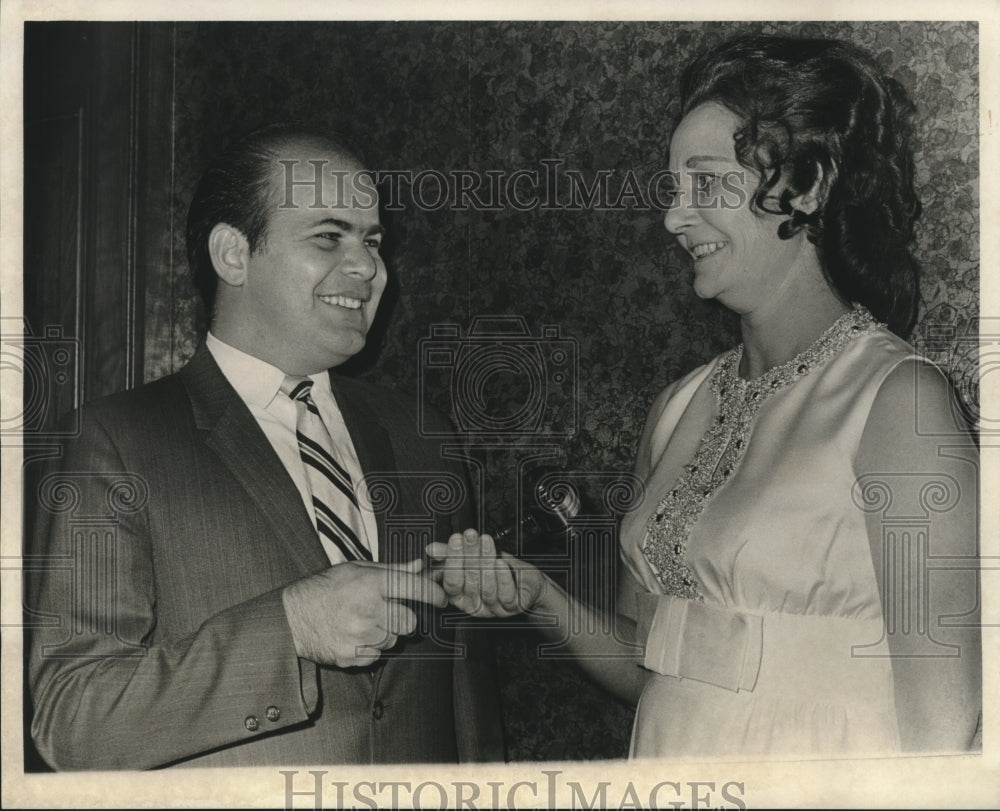1970 Press Photo Greg Lomando, old president passes gavel to Margaret Fitzgerald