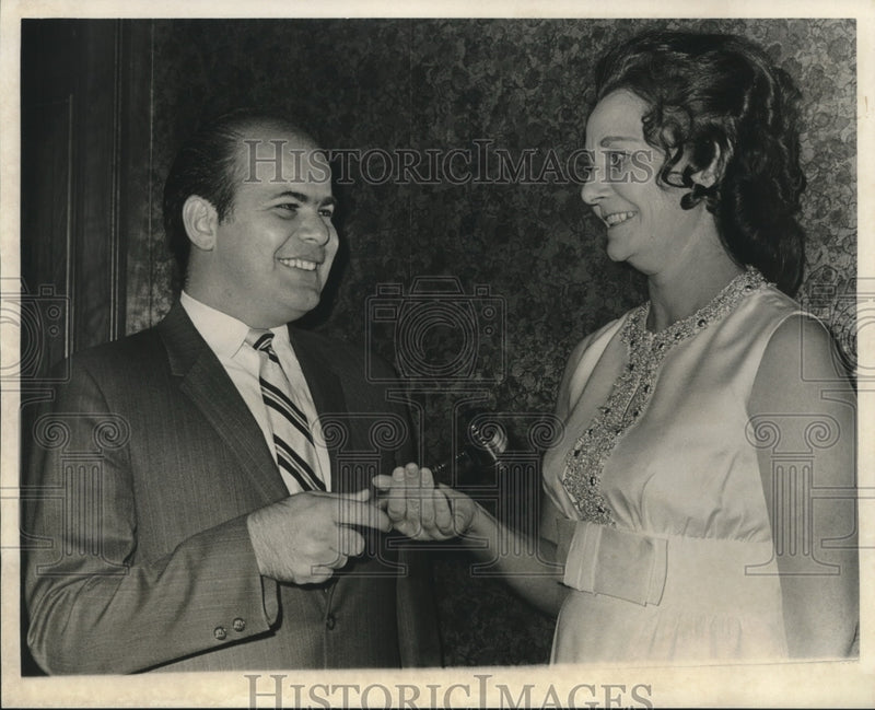 Load image into Gallery viewer, 1970 Press Photo Greg Lomando, old president passes gavel to Margaret Fitzgerald
