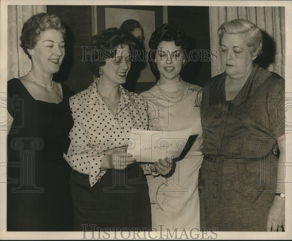 1961 Press Photo Mrs. Thomas Cefalia, and others stand together, reading paper