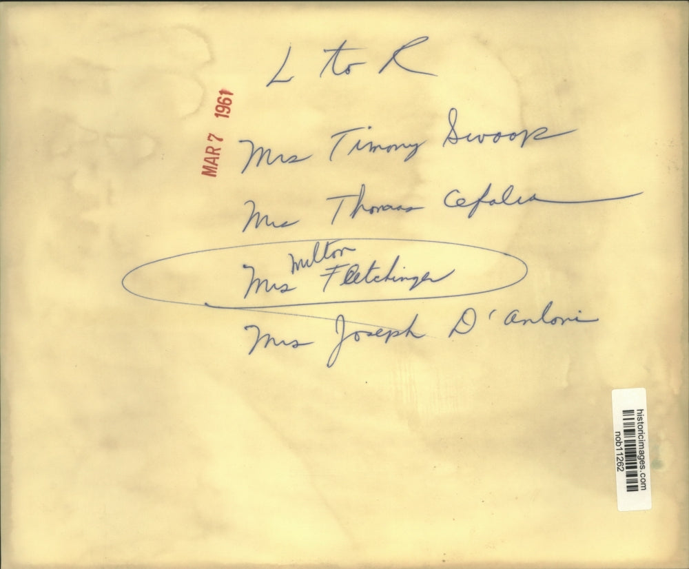 1961 Press Photo Mrs. Thomas Cefalia, and others stand together, reading paper