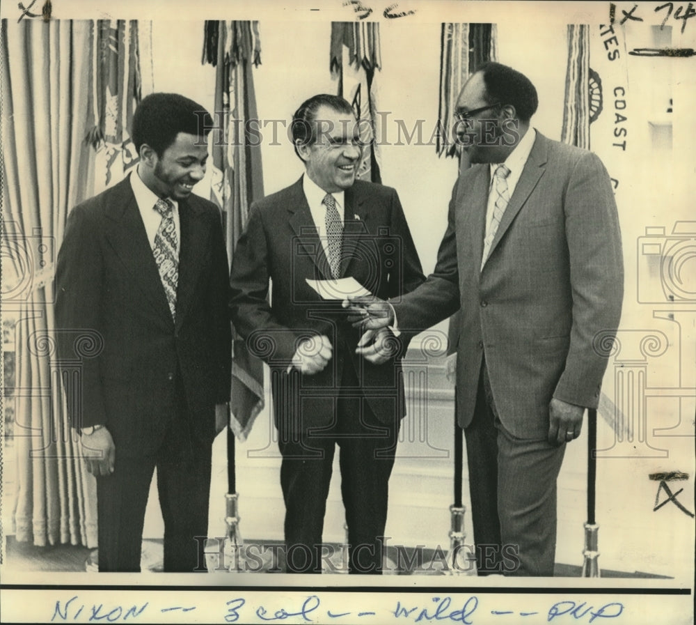 1972 Press Photo President Nixon with Arthur Fletcher &amp; other at White House.- Historic Images