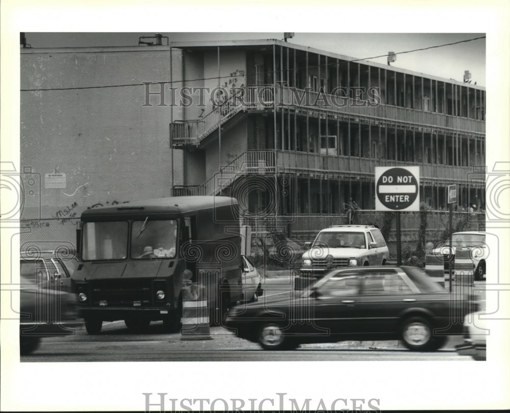 1990 Press Photo Intersection along Gen. DeGaulle leading to the Fischer Housing- Historic Images