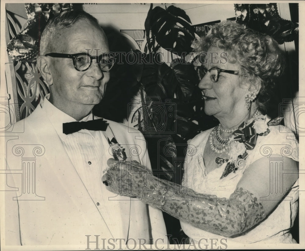 1963 Press Photo Mr & Mrs William G Fisher celebrates Golden Wedding Anniversary