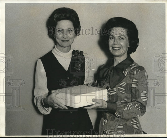 1973 Press Photo Mrs. Fisher & other at presentation of Grima House Materials.- Historic Images
