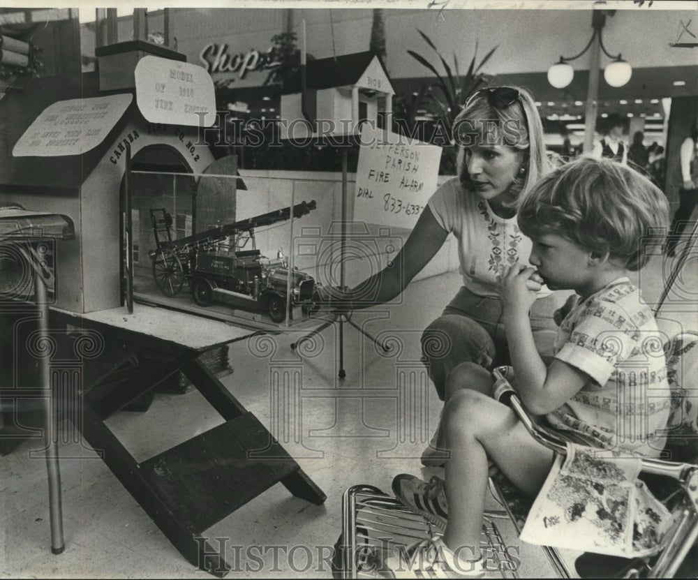 1976 Press Photo Beth Hal &amp; son Michael viewing a 1914 Fire Truck at Lakeside- Historic Images